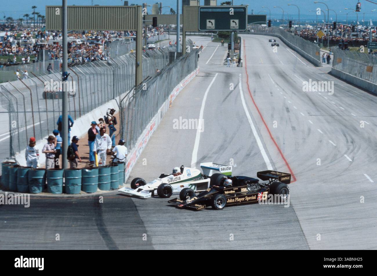 Mario Andretti (USA) Lotus 78 et Alan Jones (AUS) Williams FW06 s'affrontent..US GP West, long Beach, 2 avril 1978 (crédit image : ©Sutton Motorsports/ZUMA Press) Banque D'Images