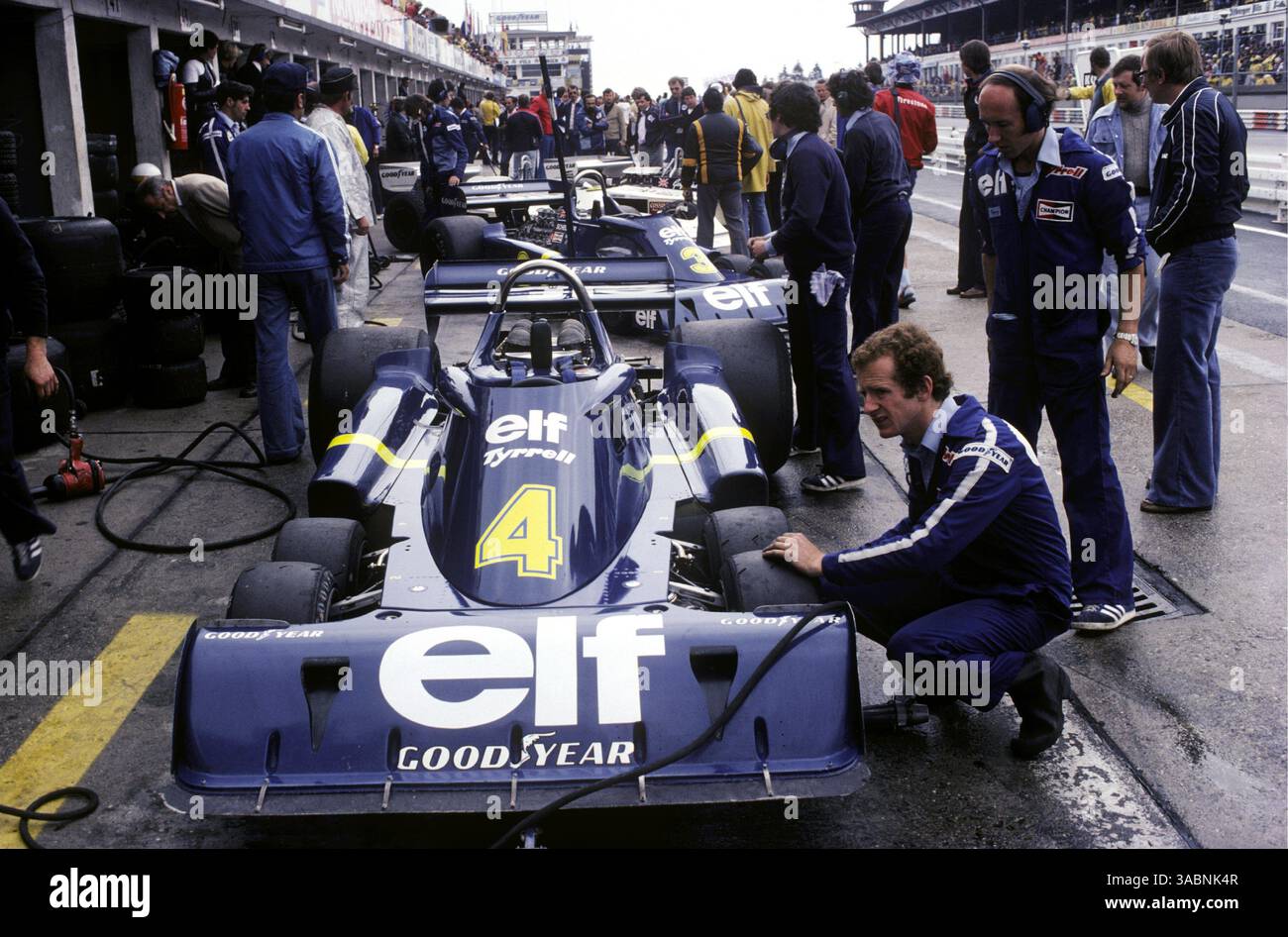 Le Tyrrell P34 de Patrick Depailler (FRA), qui s'est écrasé dans le premier tour de la course redémarrée, est assis dans les stands pendant les essais...Grand Prix d'Allemagne, Rd 10, Nurburgring, 1er août 1976...meilleure IMAGE. (Crédit image : ©Sutton Motorsports/ZUMA Press) Banque D'Images