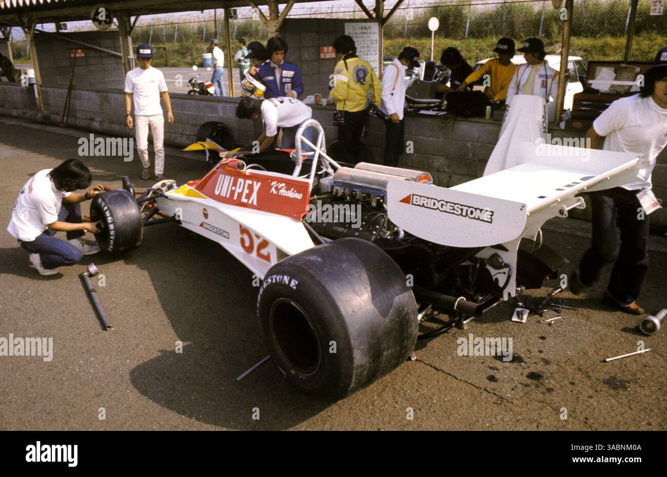 Les mécaniciens travaillent sur la Heros Racing Tyrrell 007 de Kazuyoshi Hoshino (JPN), qui a couru jusqu'à la troisième place de son premier GP avant de prendre sa retraite au 29e tour avec des problèmes de pneus. C'était le premier GP de la société de pneus Bridgestone..Grand Prix japonais, Rd 16, Fuji, Japon, 24 octobre 1976..meilleure IMAGE. (Crédit image : ©Sutton Motorsports/ZUMA Press) Banque D'Images