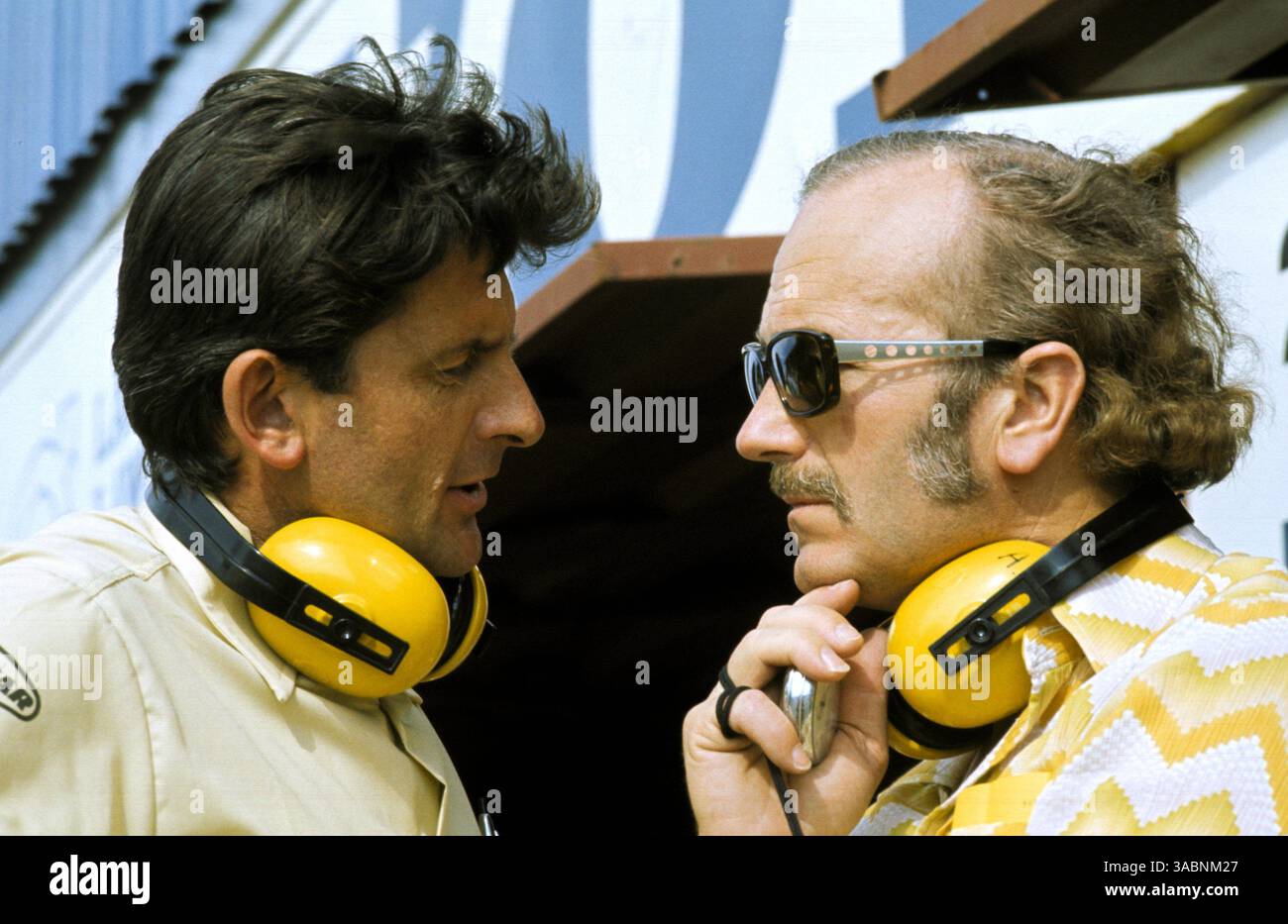 De gauche à droite) : Ralph Bellamy AUS, qui a conçu la Lotus F2, discute avec Colin Chapman (GBR) propriétaire de l'équipe Lotus. ..Grand Prix d'Afrique du Sud, Kyalami, Afrique du Sud, 3 mars 1973. (Crédit image : ©Sutton Motorsports/ZUMA Press) Banque D'Images