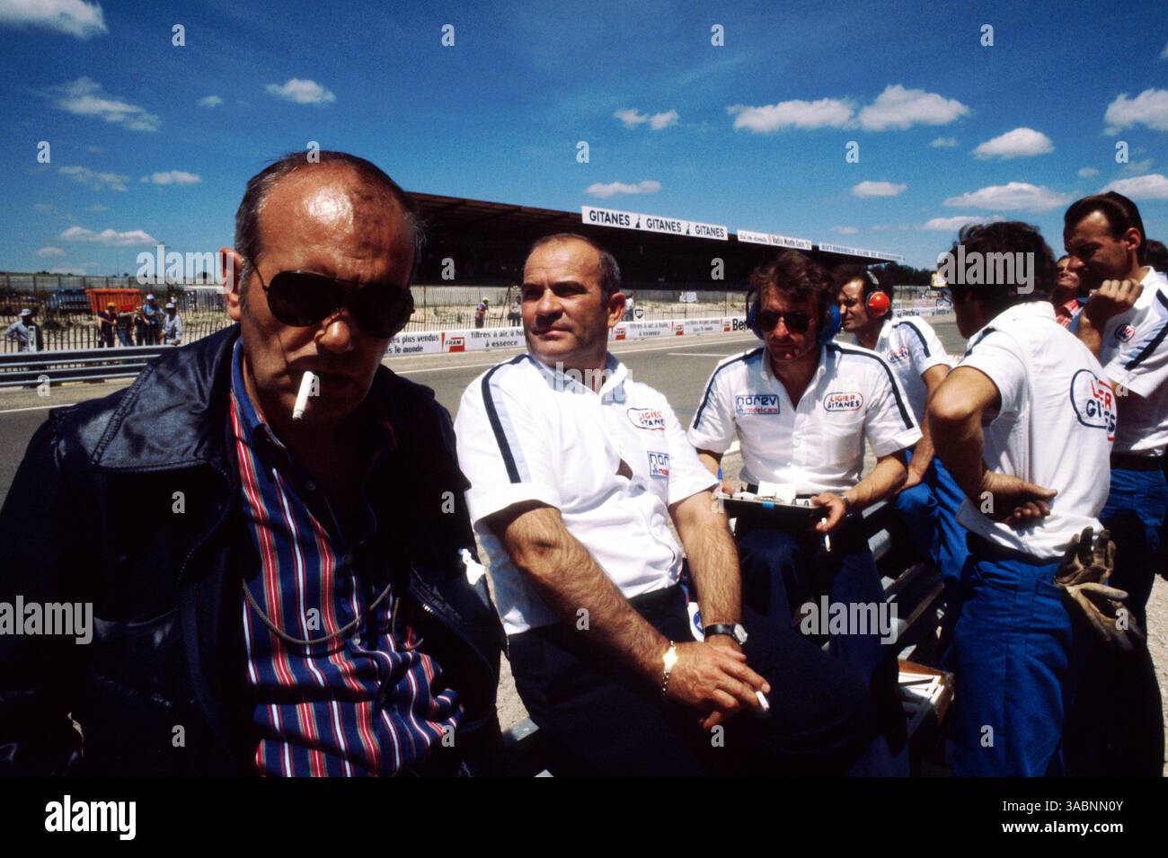 L'équipe Ligier se tient à côté du mur de fosse avec Guy Ligier (FRA) (Centre) et Gérard Ducarouge (FRA) Ligier Team Manager and Designer (à droite)..Grand Prix de France, Rd 10, Dijon-Prenois, France, 3 juillet 1977..meilleure IMAGE. (Crédit image : ©Sutton Motorsports/ZUMA Press) Banque D'Images