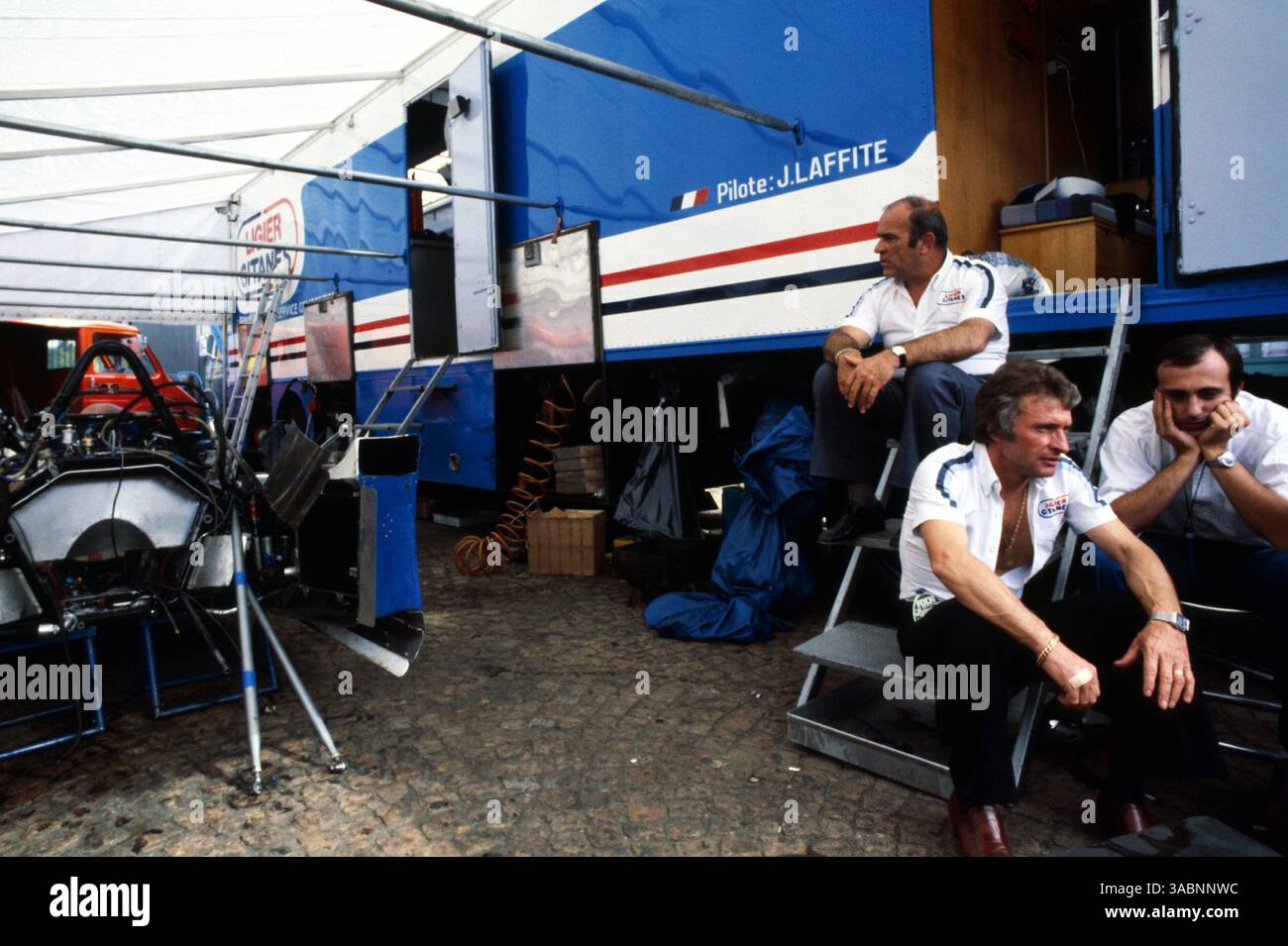 Guy Ligier (FRA) Ligier Team Owner est assis sur la marche supérieure du Ligier transporter dans le paddock avec Gerard Ducarouge (FRA) Ligier Team Manager et Designer (en bas à gauche). . Grand Prix d'Italie, Rd 14, Monza, Italie, 10 septembre 1978..meilleure IMAGE (crédit image : ©Sutton Motorsports/ZUMA Press) Banque D'Images