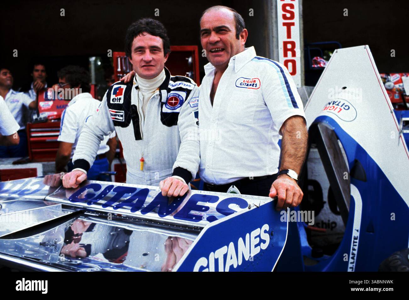 De gauche à droite) : Patrick Depailler (FRA) Tyrrell, qui a terminé la course en onzième position, a été annoncé par Guy Ligier (FRA) Ligier Team Owner comme pilote Ligier pour la saison 1979 lors des essais. . Grand Prix d'Italie, Rd 14, Monza, Italie, 10 septembre 1978..meilleure IMAGE (crédit image : ©Sutton Motorsports/ZUMA Press) Banque D'Images