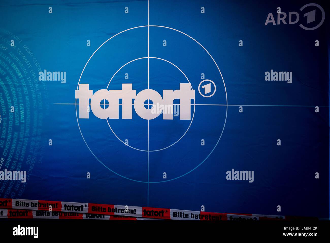 Premiere Münster-Tatort Pressetermin zur Premiere des neuen Münster-Tatort Fiderallala. Die Ausstrahlung ist AM 6. April im Ersten und der ARD Mediathek. Logo des Krimiserie Tatort. Münster, Nordrhein-Westfalen, DEU, Deutschland, 02.04.2025 *** Premiere Münster Tatort événement de presse pour la première de la nouvelle Münster Tatort Fiderallala L'émission est diffusée le 6 avril sur ARD et l'ARD Mediathek logo de la série criminelle Tatort Münster, Rhénanie du Nord-Westphalie, DEU, Allemagne, 02 04 2025 Banque D'Images