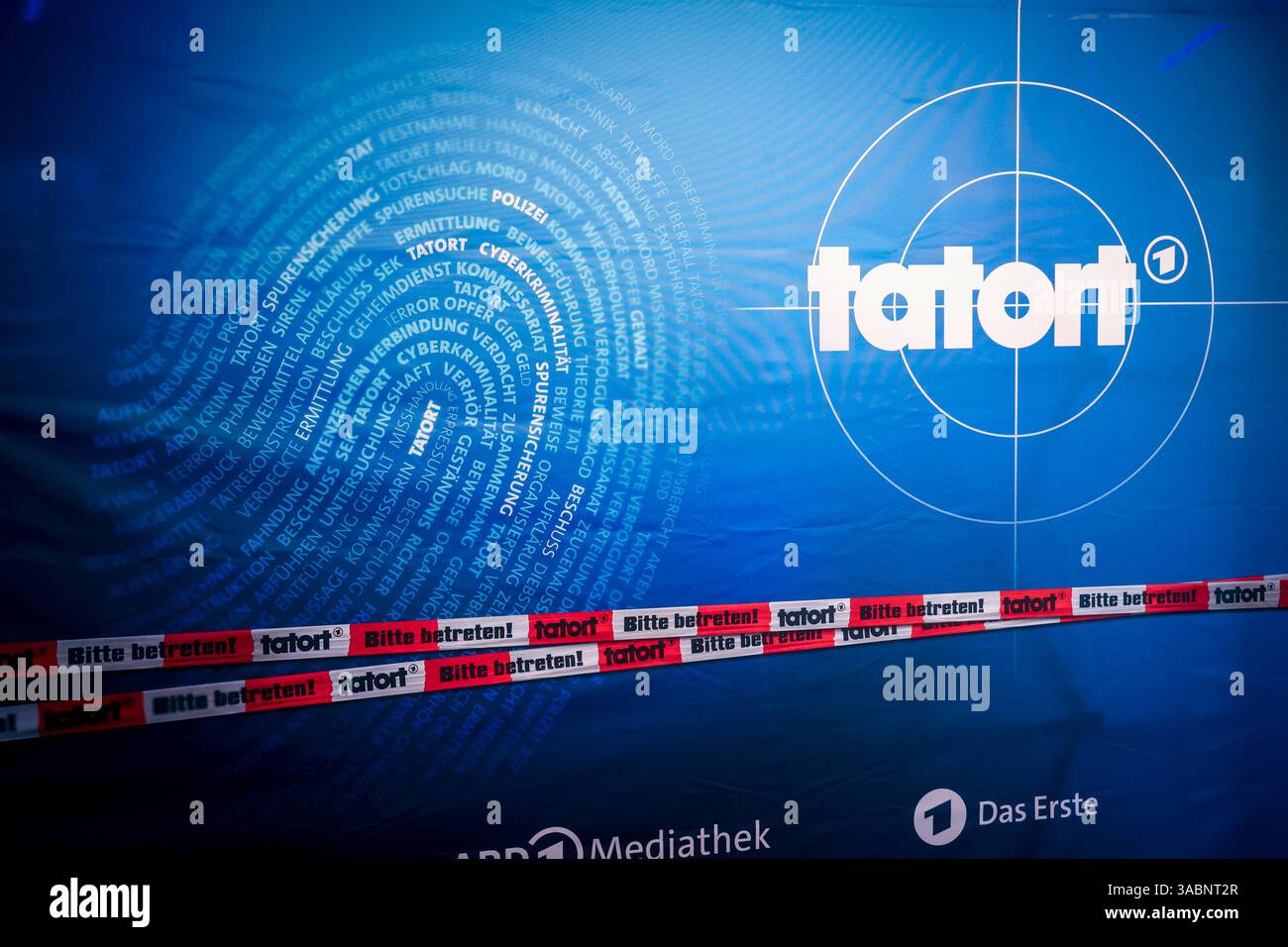 Premiere Münster-Tatort Pressetermin zur Premiere des neuen Münster-Tatort Fiderallala. Die Ausstrahlung ist AM 6. April im Ersten und der ARD Mediathek. Logo des Krimiserie Tatort. Münster, Nordrhein-Westfalen, DEU, Deutschland, 02.04.2025 *** Premiere Münster Tatort événement de presse pour la première de la nouvelle Münster Tatort Fiderallala L'émission est diffusée le 6 avril sur ARD et l'ARD Mediathek logo de la série criminelle Tatort Münster, Rhénanie du Nord-Westphalie, DEU, Allemagne, 02 04 2025 Banque D'Images