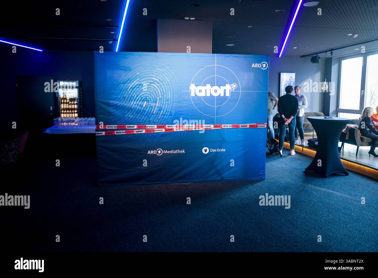 Premiere Münster-Tatort Pressetermin zur Premiere des neuen Münster-Tatort Fiderallala. Die Ausstrahlung ist AM 6. April im Ersten und der ARD Mediathek. Logo des Krimiserie Tatort. Münster, Nordrhein-Westfalen, DEU, Deutschland, 02.04.2025 *** Premiere Münster Tatort événement de presse pour la première de la nouvelle Münster Tatort Fiderallala L'émission est diffusée le 6 avril sur ARD et l'ARD Mediathek logo de la série criminelle Tatort Münster, Rhénanie du Nord-Westphalie, DEU, Allemagne, 02 04 2025 Banque D'Images