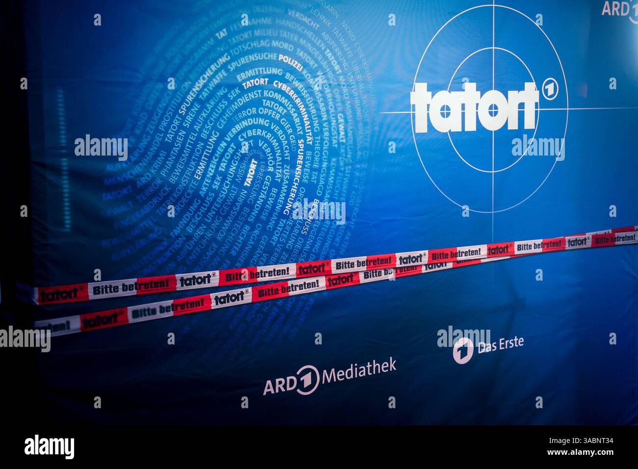 Premiere Münster-Tatort Pressetermin zur Premiere des neuen Münster-Tatort Fiderallala. Die Ausstrahlung ist AM 6. April im Ersten und der ARD Mediathek. Logo des Krimiserie Tatort. Münster, Nordrhein-Westfalen, DEU, Deutschland, 02.04.2025 *** Premiere Münster Tatort événement de presse pour la première de la nouvelle Münster Tatort Fiderallala L'émission est diffusée le 6 avril sur ARD et l'ARD Mediathek logo de la série criminelle Tatort Münster, Rhénanie du Nord-Westphalie, DEU, Allemagne, 02 04 2025 Banque D'Images