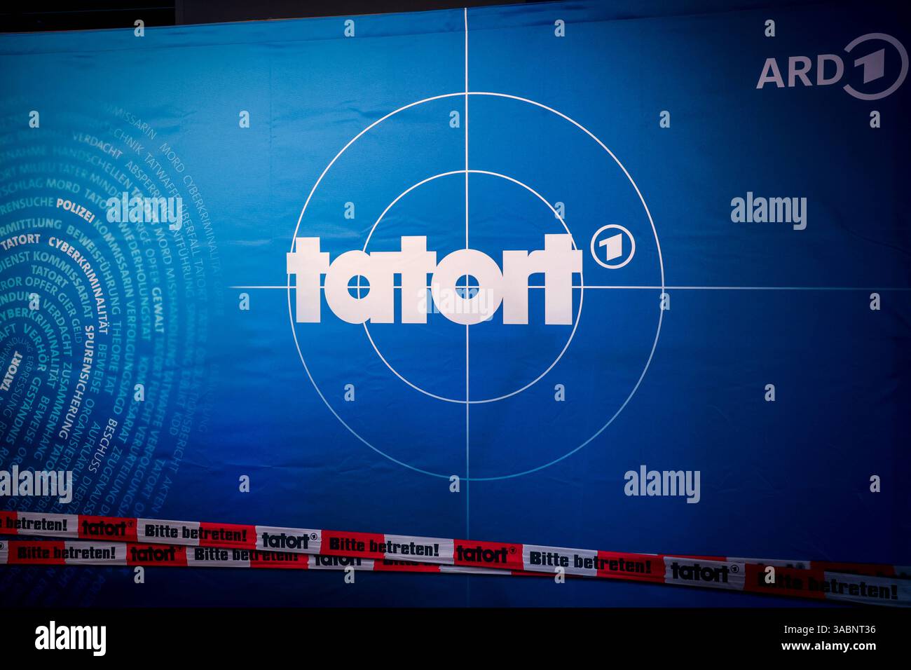 Premiere Münster-Tatort Pressetermin zur Premiere des neuen Münster-Tatort Fiderallala. Die Ausstrahlung ist AM 6. April im Ersten und der ARD Mediathek. Logo des Krimiserie Tatort. Münster, Nordrhein-Westfalen, DEU, Deutschland, 02.04.2025 *** Premiere Münster Tatort événement de presse pour la première de la nouvelle Münster Tatort Fiderallala L'émission est diffusée le 6 avril sur ARD et l'ARD Mediathek logo de la série criminelle Tatort Münster, Rhénanie du Nord-Westphalie, DEU, Allemagne, 02 04 2025 Banque D'Images