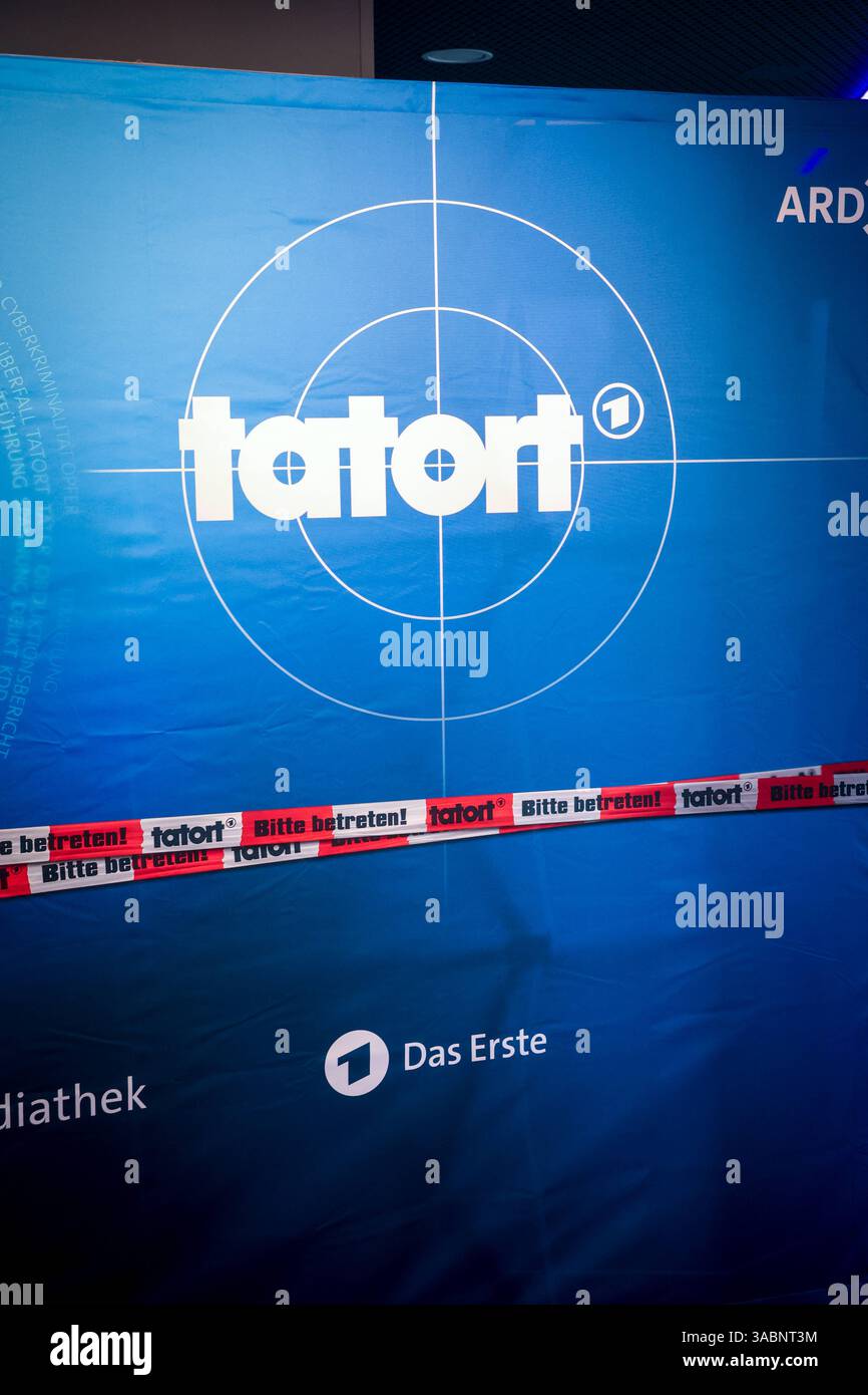 Premiere Münster-Tatort Pressetermin zur Premiere des neuen Münster-Tatort Fiderallala. Die Ausstrahlung ist AM 6. April im Ersten und der ARD Mediathek. Logo des Krimiserie Tatort. Münster, Nordrhein-Westfalen, DEU, Deutschland, 02.04.2025 *** Premiere Münster Tatort événement de presse pour la première de la nouvelle Münster Tatort Fiderallala L'émission est diffusée le 6 avril sur ARD et l'ARD Mediathek logo de la série criminelle Tatort Münster, Rhénanie du Nord-Westphalie, DEU, Allemagne, 02 04 2025 Banque D'Images
