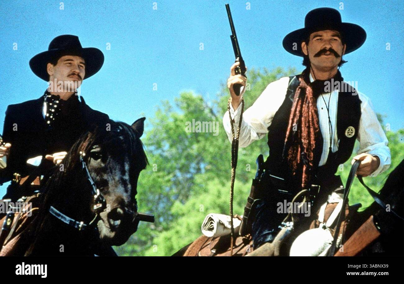 TOMBSTONE 1993 Buena Vista Pictures distribution film avec Val Kilmer à gauche dans le rôle de Doc Holliday et Kurt Russell dans le rôle de Wyatt Earp Banque D'Images
