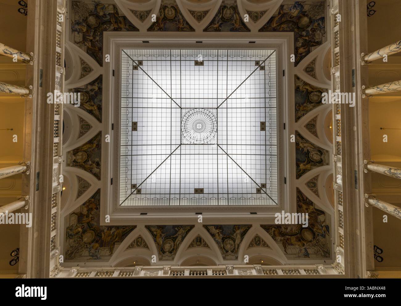 Lucarne sur la cour centrale, Weltmuseum (Musée du monde), Vienne, Autriche Banque D'Images