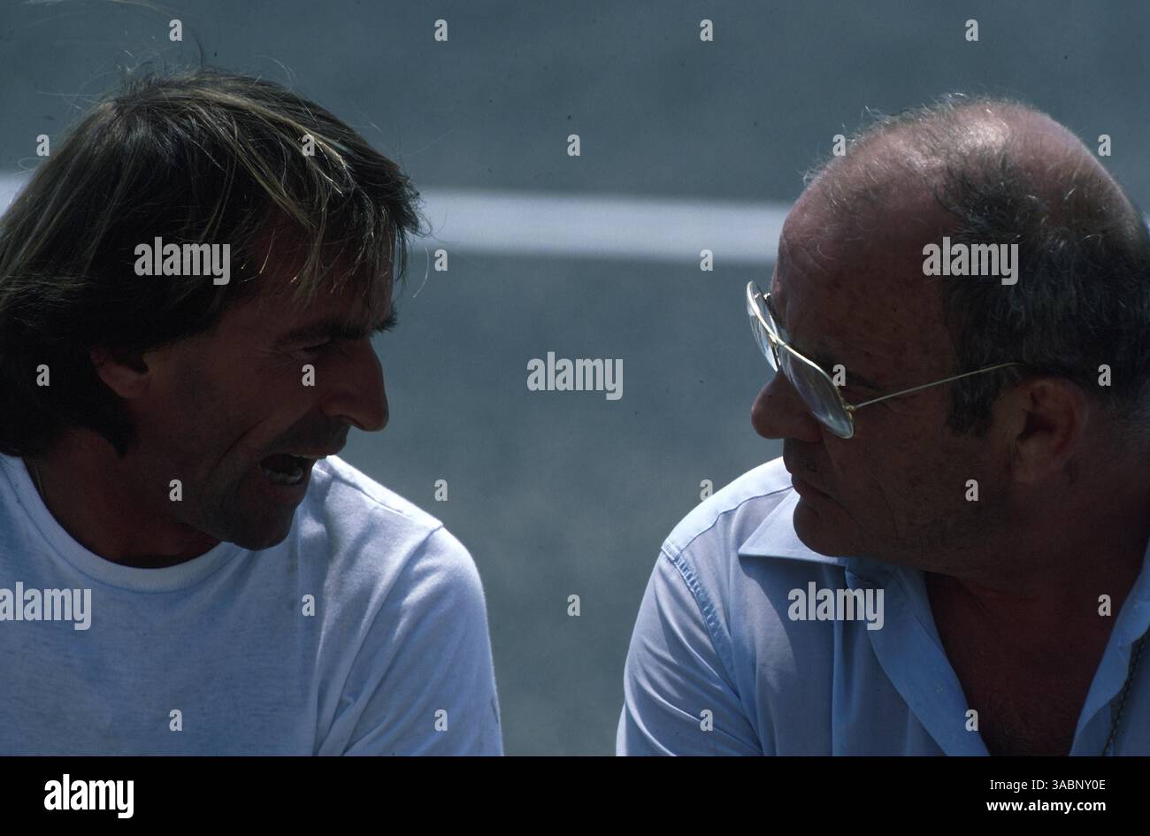 Jacques Laffite (FRA) discute avec Guy Ligier (R) . Championnat du monde de formule 1 1986 (crédit image : ©Sutton Motorsports/ZUMA Press) Banque D'Images