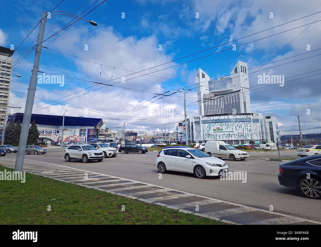CHISINAU, MOLDAVIE - 20 mars 2024 circulation urbaine pendant les heures de pointe le matin au rond-point avec vue sur le centre commercial Atrium - Image de stock capturée avec un smartphone