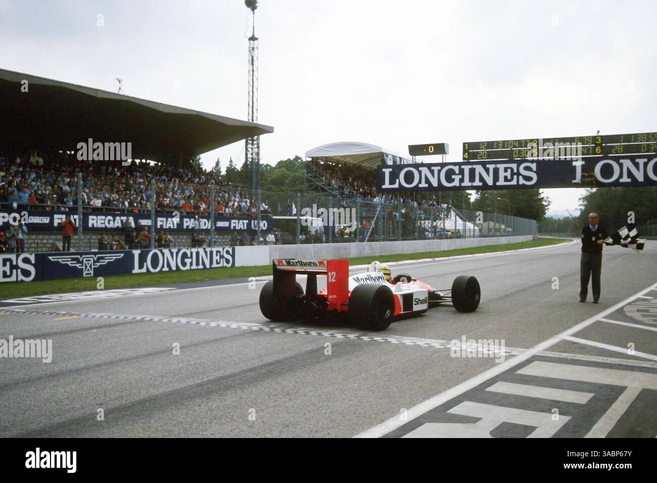 Ayrton Senna (BRA) Mc ;aren MP4/4 franchit la ligne pour terminer à la 1ère place...Grand Prix de Saint-Marin, Imola, 1er mai 1988 (crédit image : ©Sutton Motorsports/ZUMA Press) Banque D'Images