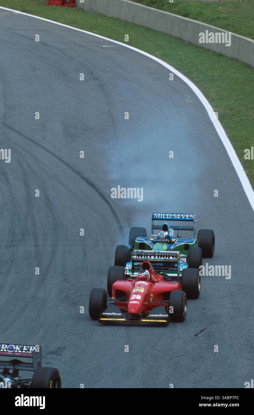 Jos Verstappen (NED) Benetton B194 tente un manège de dépassement sur Gerhard Berger (AUT) Ferrari 412T1, aucun pilote n'a terminé la course...Grand Prix du Brésil, Interlagos, 27 mars 1994 (crédit image : ©Sutton Motorsports/ZUMA Press) Banque D'Images