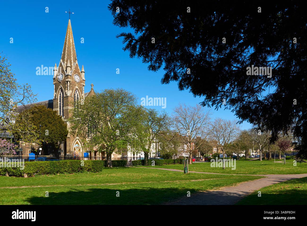Trinity Gardens, Bounds Green, Londres Royaume-Uni, avec l'église orthodoxe grecque St Mary sur Trinity Road Banque D'Images