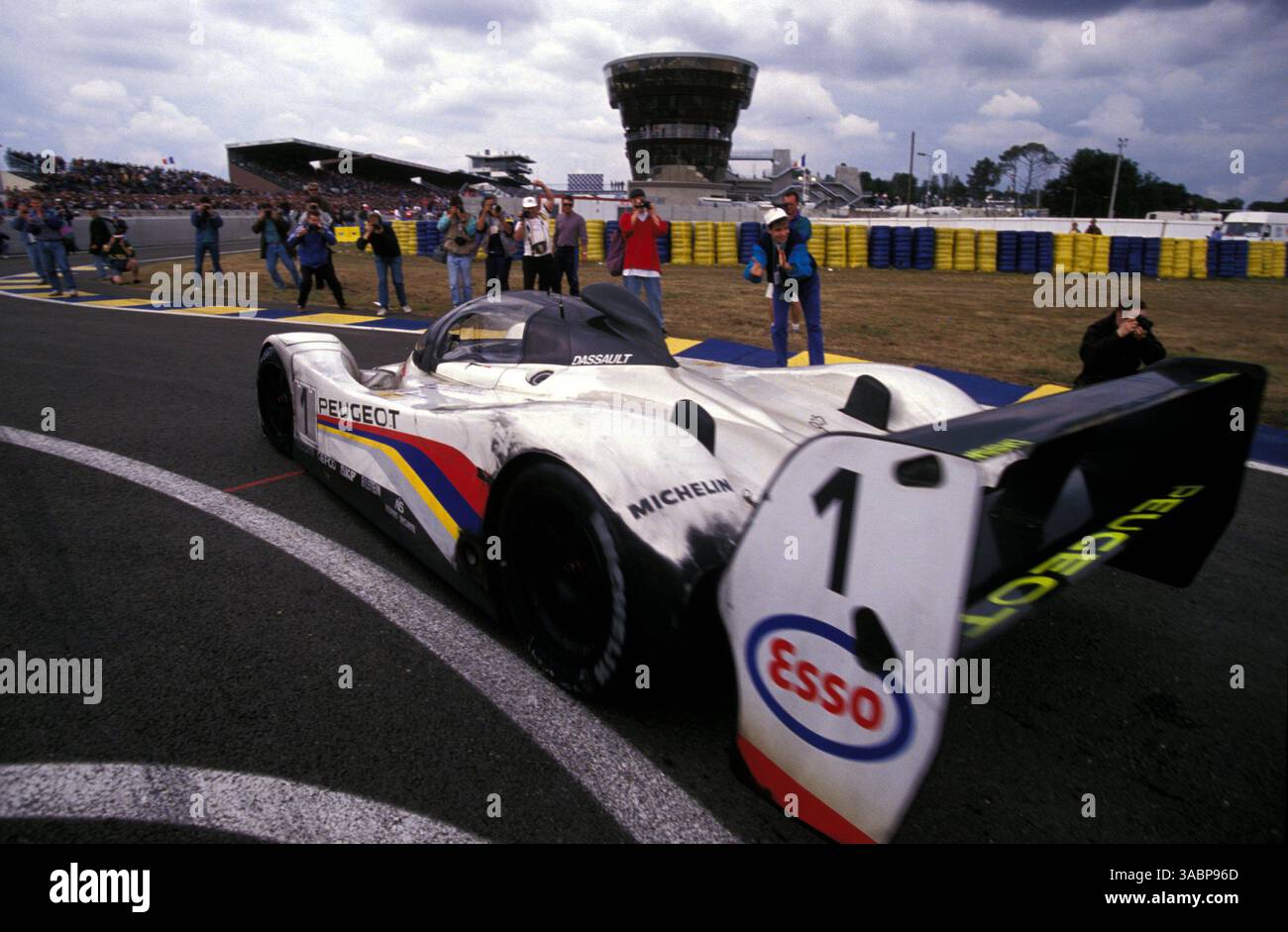Les vainqueurs Derek Warwick (GBR) / Yannick Dalmas (FRA) / Mark Blundell (GBR) Peugeot 905 Evo 1 bis reviennent sur les stands après la victoire...les 24 heures du Mans, le Mans, France, 20-21 juin 1992. (Crédit image : ©Sutton Motorsports/ZUMA Press) Banque D'Images