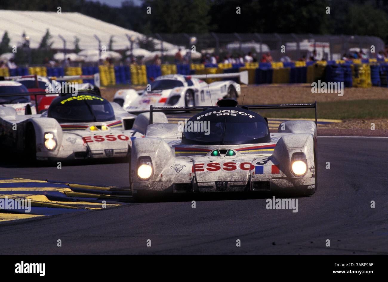 Eric Helery (FRA) / Christophe Bouchut (FRA) / Geoff Brabham (AUS) Peugeot 905 Evo 1C mène la voiture sœur de Thierry Boutsen (bel) / Yannick Dalmas (FRA) / Teo Fabi (ITA)...24 heures du Mans, le Mans, France, 19-20 juin 1993. (Crédit image : ©Sutton Motorsports/ZUMA Press) Banque D'Images