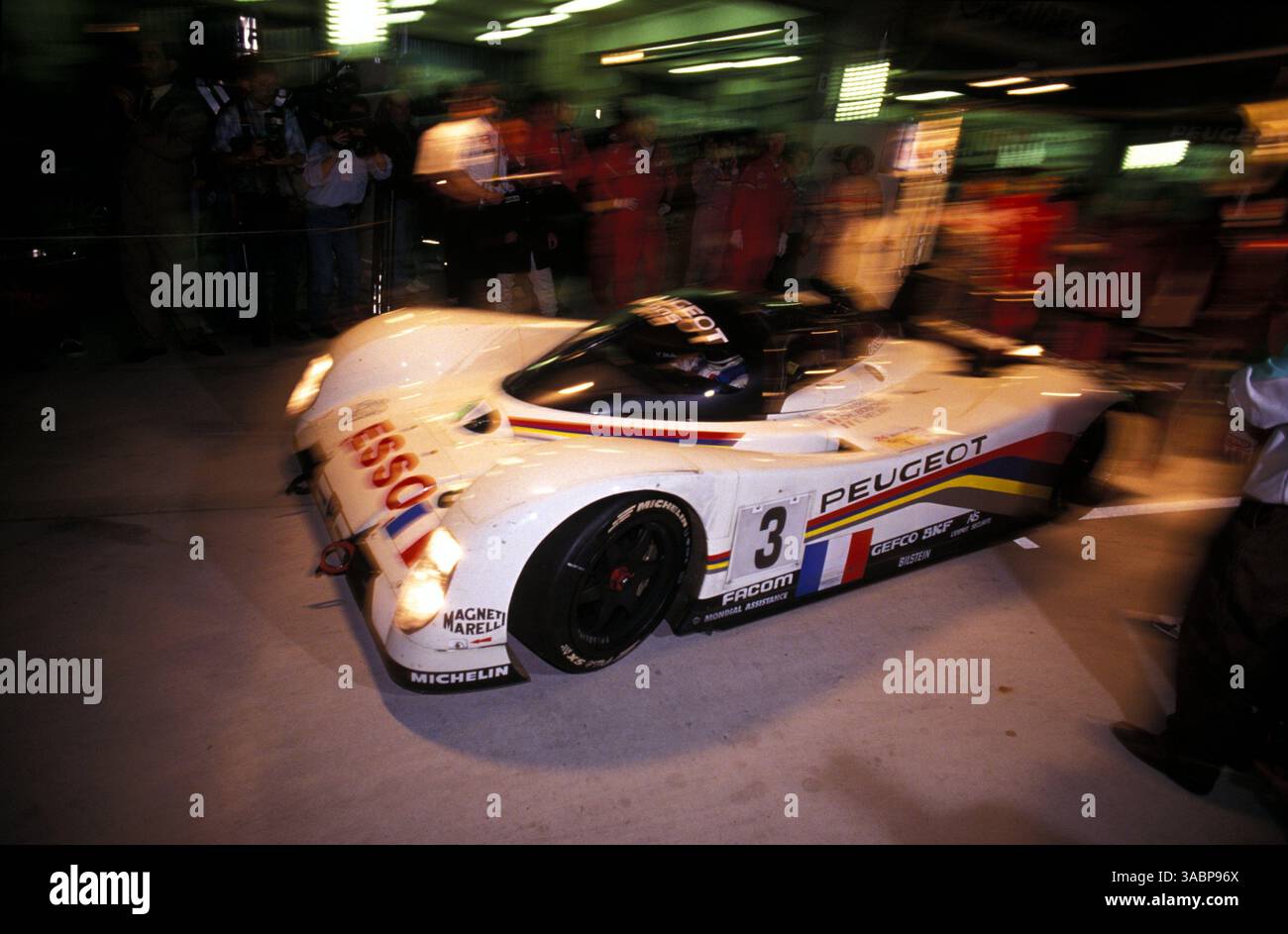 Eric Helery (FRA) / Christophe Bouchut (FRA) / Geoff Brabham (AUS) la Peugeot 905 Evo 1C fait une halte... les 24 heures du Mans, le Mans, France, 19-20 juin 1993. (Crédit image : ©Sutton Motorsports/ZUMA Press) Banque D'Images