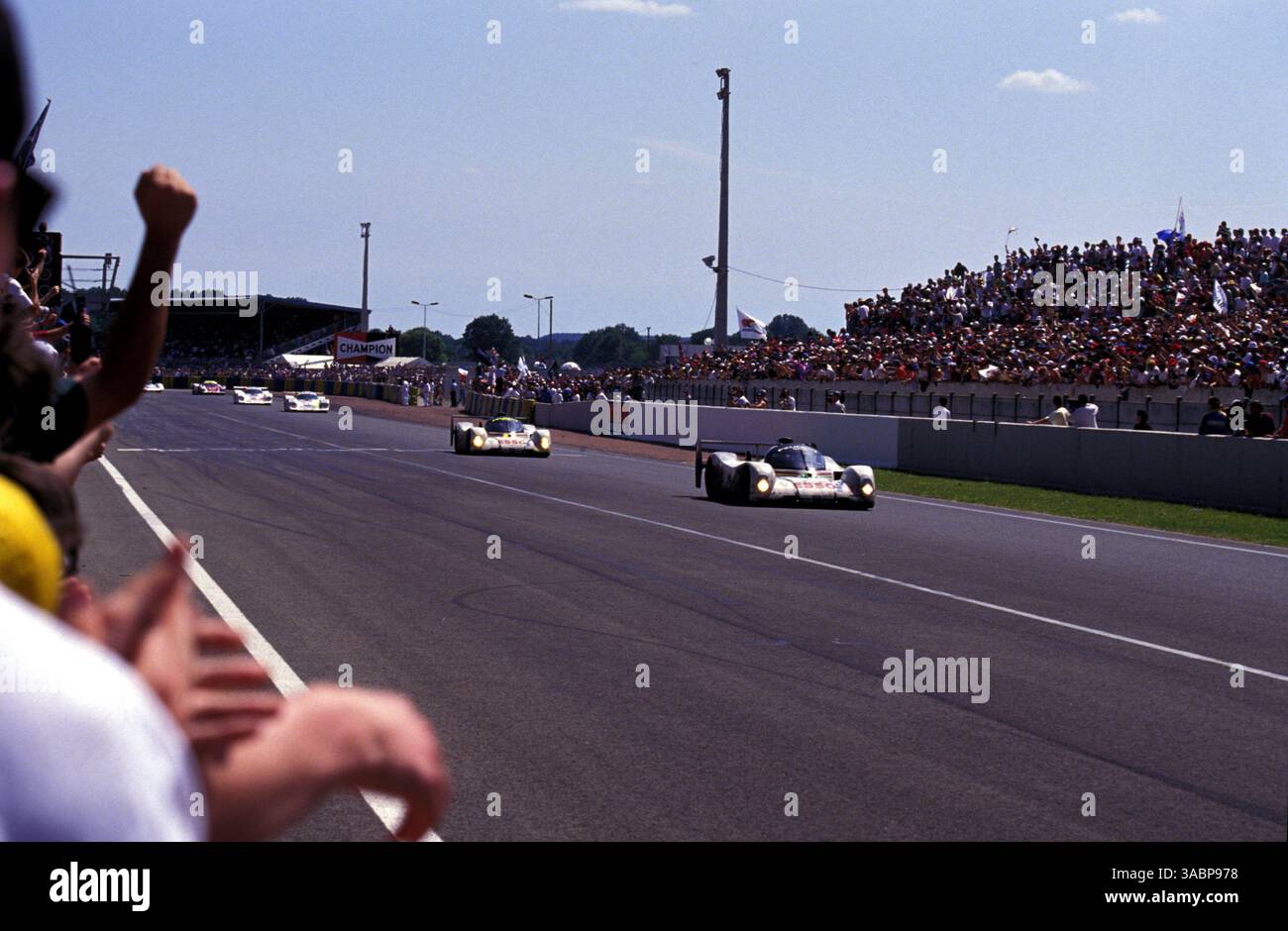 Eric Helery (FRA) / Christophe Bouchut (FRA) / Geoff Brabham (AUS) Peugeot 905 Evo 1C mène la voiture sœur de Thierry Boutsen (bel) / Yannick Dalmas (FRA) / Teo Fabi (ITA) de l'autre côté de la ligne...24 heures du Mans, le Mans, France, 19-20 juin 1993. (Crédit image : ©Sutton Motorsports/ZUMA Press) Banque D'Images