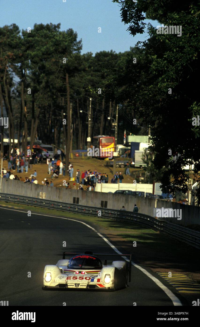 Phillippe Alliot (FRA) / Mauro Baldi (ITA) / Jean-Pierre Jabouille (FRA) Peugeot 905 Evo 1C terminé 3rd...les 24 heures du Mans, le Mans, France, 19-20 juin 1993. (Crédit image : ©Sutton Motorsports/ZUMA Press) Banque D'Images