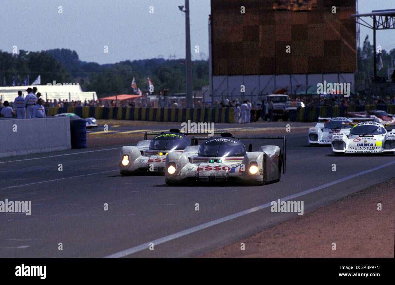Eric Helery (FRA) / Christophe Bouchut (FRA) / Geoff Brabham (AUS) Peugeot 905 Evo 1C mène la voiture sœur de Thierry Boutsen (bel) / Yannick Dalmas (FRA) / Teo Fabi (ITA) de l'autre côté de la ligne...24 heures du Mans, le Mans, France, 19-20 juin 1993. (Crédit image : ©Sutton Motorsports/ZUMA Press) Banque D'Images