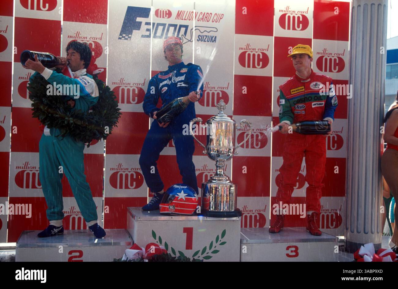 Le podium (de gauche à droite) : Kazuyoshi Hoshino (JPN) deuxième Ã ne gaspille pas le champagne, Ross Cheever (USA) vainqueur, Eddie Irvine (GBR) troisième Ã faisant la traditionnelle pulvérisation de champagne. . Championnat japonais de formule 3000, Suzuka, Japon, 29 mars 1993. (Crédit image : ©Sutton Motorsports/ZUMA Press) Banque D'Images