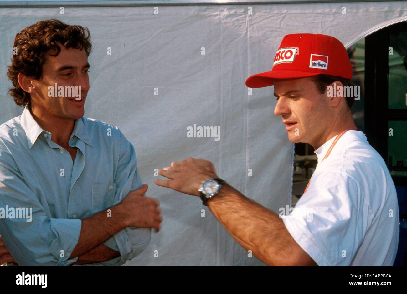 Rubens Barrichello discute de son accident de qualification avec Ayrton Senna, ne sachant pas que Senna serait impliquée dans un accident mortel pendant le week-end...Grand Prix de Saint-Marin, Imola, 1er mai 1994 (crédit image : ©Sutton Motorsports/ZUMA Press) Banque D'Images