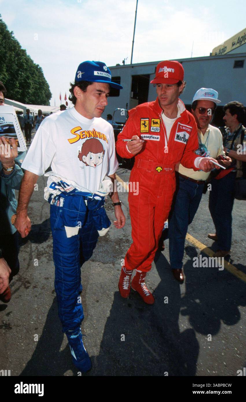 Ayrton Senna avec Gerhard Berger avant la course...Grand Prix de Saint-Marin, Imola, 1er mai 1994 (crédit image : ©Sutton Motorsports/ZUMA Press) Banque D'Images