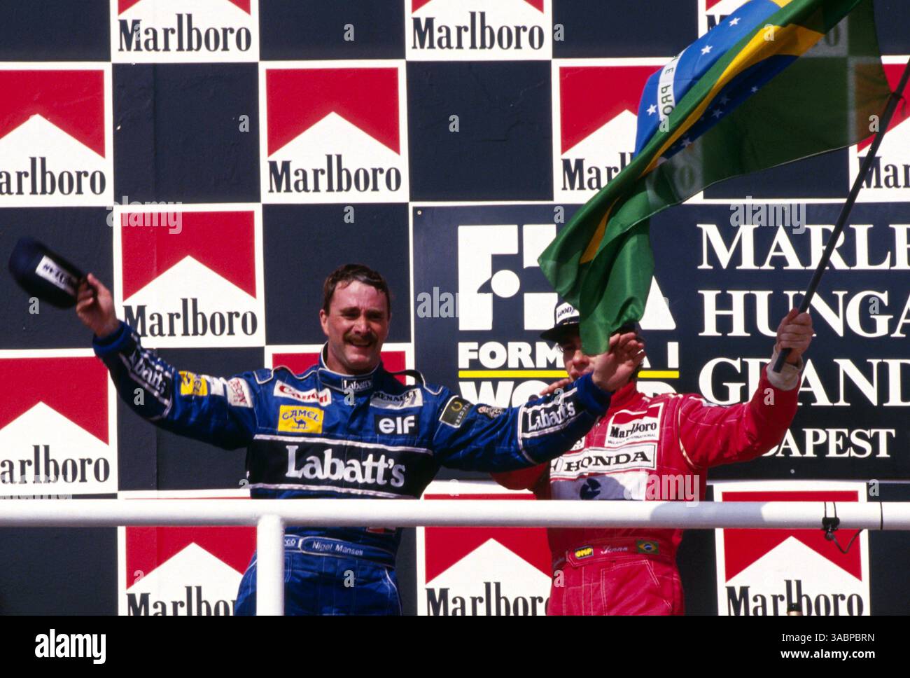 Première Ayrton Senna (BRA) McLaren droite célèbre avec la deuxième Nigel Mansell (GBR) Williams gauche...Grand Prix de Hongrie, Hungaroring, Budapest, Hongrie, 16 août 1992. (Crédit image : ©Sutton Motorsports/ZUMA Press) Banque D'Images