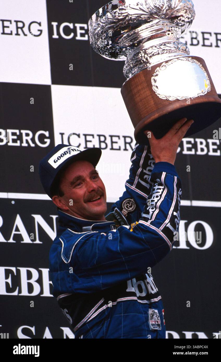 Nigel Mansell célèbre sa victoire sur le podium...Grand Prix de Saint-Marin, Imola, 17 mai 1992 (crédit image : ©Sutton Motorsports/ZUMA Press) Banque D'Images