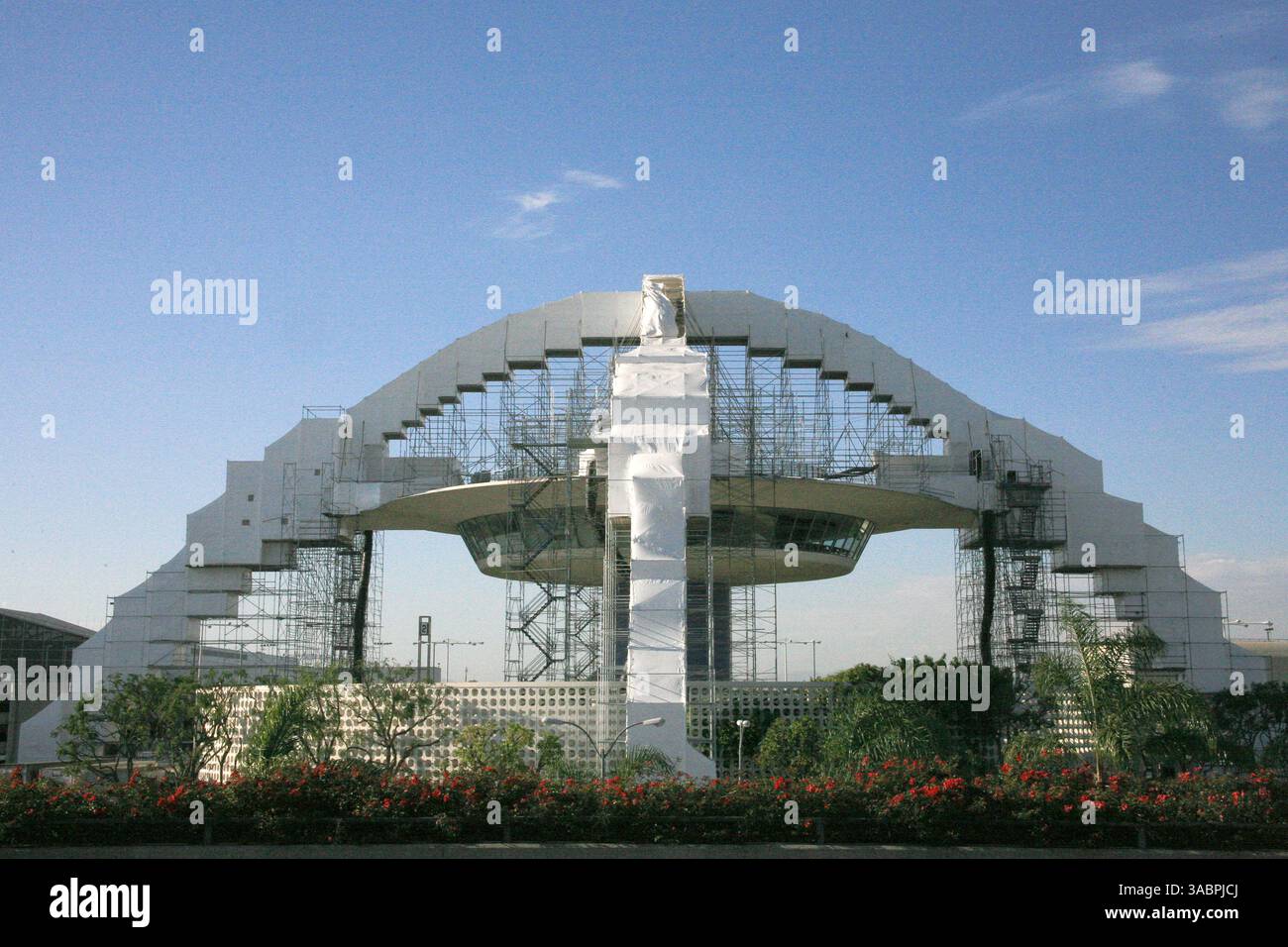 31 août 2007 - Los Angeles, CA, Etats-Unis - le "Theme Building" distinctif de l'aéroport de Los Angeles ressemble à une soucoupe volante à quatre pattes. Construit en 1961, un restaurant est suspendu sous les arches qui forment ses pieds, offrant une vue sur l'aéroport adjacent. En 1992, le conseil municipal de Los Angeles a désigné le bâtiment monument culturel et historique. Le bâtiment a inspiré l'apparence des maisons dans les Jetsons, qui à son tour a inspiré la rénovation de l'intérieur du Theme Building par Walt Disney Imagineering de 4 millions de dollars en 1997. Un segment de stuc d'une demi-tonne s'est écrasé dans le restaurant en mars 2007, fermant le Banque D'Images