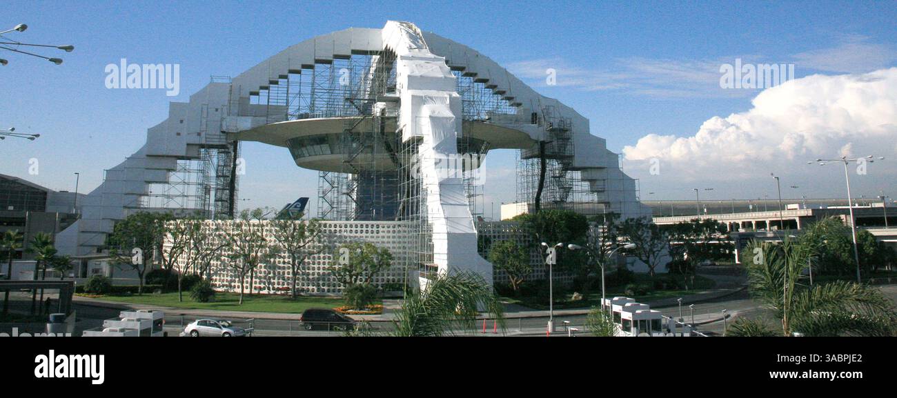 31 août 2007 - Los Angeles, CA, Etats-Unis - le "Theme Building" distinctif de l'aéroport de Los Angeles ressemble à une soucoupe volante à quatre pattes. Construit en 1961, un restaurant est suspendu sous les arches qui forment ses pieds, offrant une vue sur l'aéroport adjacent. En 1992, le conseil municipal de Los Angeles a désigné le bâtiment monument culturel et historique. Le bâtiment a inspiré l'apparence des maisons dans les Jetsons, qui à son tour a inspiré la rénovation de l'intérieur du Theme Building par Walt Disney Imagineering de 4 millions de dollars en 1997. Un segment de stuc d'une demi-tonne s'est écrasé dans le restaurant en mars 2007, fermant le Banque D'Images