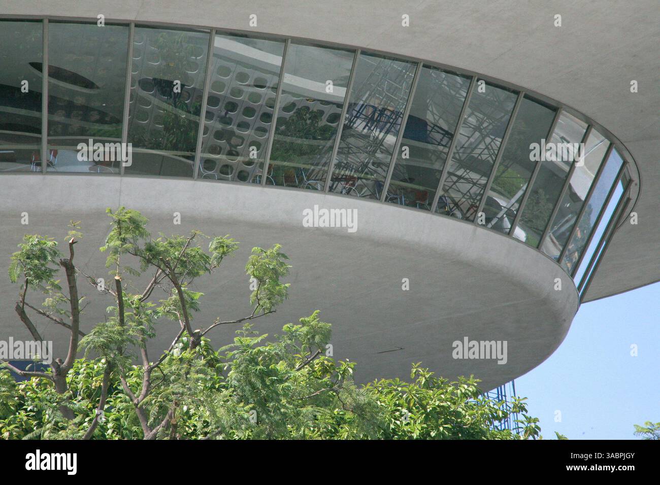 31 août 2007 - Los Angeles, CA, Etats-Unis - le "Theme Building" distinctif de l'aéroport de Los Angeles ressemble à une soucoupe volante à quatre pattes. Construit en 1961, un restaurant est suspendu sous les arches qui forment ses pieds, offrant une vue sur l'aéroport adjacent. En 1992, le conseil municipal de Los Angeles a désigné le bâtiment monument culturel et historique. Le bâtiment a inspiré l'apparence des maisons dans les Jetsons, qui à son tour a inspiré la rénovation de l'intérieur du Theme Building par Walt Disney Imagineering de 4 millions de dollars en 1997. Un segment de stuc d'une demi-tonne s'est écrasé dans le restaurant en mars 2007, fermant le Banque D'Images