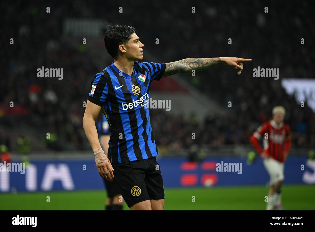 Joaquín Correa du FC Inter React lors du match de première manche de la demi-finale de Coupe d'Italie le 2 avril 2025 au stade Giuseppe Meazza San Siro Siro à Milan, Italie Banque D'Images