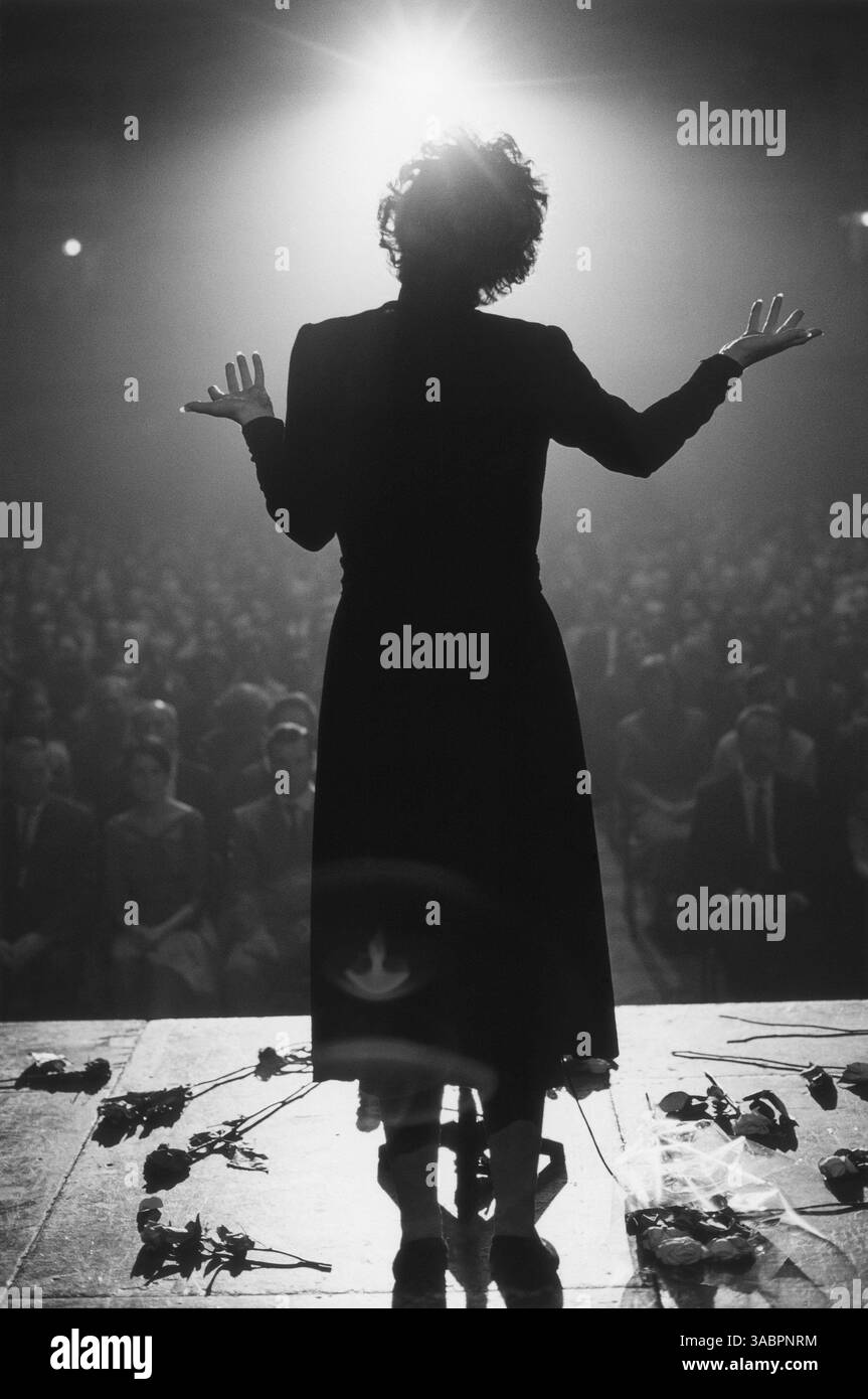 08 juin 2007 - Prague, RÉPUBLIQUE TCHÈQUE - DATE DE SORTIE : 8 juin 2007 (USA). TITRE ORIGINAL : la M™me. RÉALISATEUR : Olivier Dahan. STUDIO : canal+/Picturehouse Entertainment. INTRIGUE : un film biographique sur la vie de la célèbre chanteuse française, Edith Piaf (Cotillard). SUR LA PHOTO : MARION COTILLARD. (Crédit image : © canal+/Picturehouse Entertainment/ZUMA Press) RESTRICTIONS : il s'agit d'une photographie de film, de télévision ou de publicité distribuée au public. Une utilisation non éditoriale peut nécessiter des autorisations supplémentaires. Banque D'Images