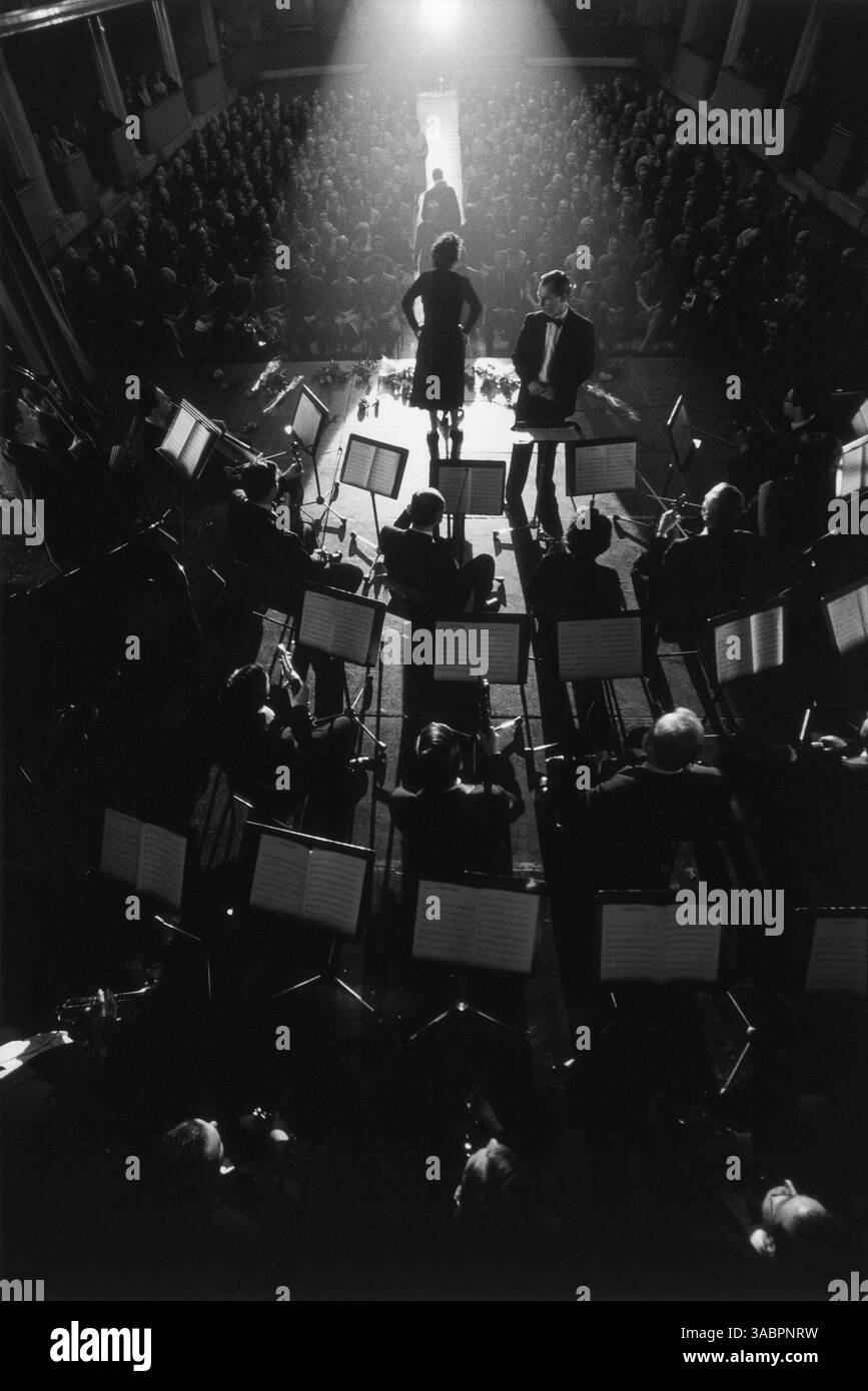 08 juin 2007 - Prague, RÉPUBLIQUE TCHÈQUE - DATE DE SORTIE : 8 juin 2007 (USA). TITRE ORIGINAL : la M™me. RÉALISATEUR : Olivier Dahan. STUDIO : canal+/Picturehouse Entertainment. INTRIGUE : un film biographique sur la vie de la célèbre chanteuse française, Edith Piaf (Cotillard). SUR LA PHOTO : MARION COTILLARD. (Crédit image : © canal+/Picturehouse Entertainment/ZUMA Press) RESTRICTIONS : il s'agit d'une photographie de film, de télévision ou de publicité distribuée au public. Une utilisation non éditoriale peut nécessiter des autorisations supplémentaires. Banque D'Images