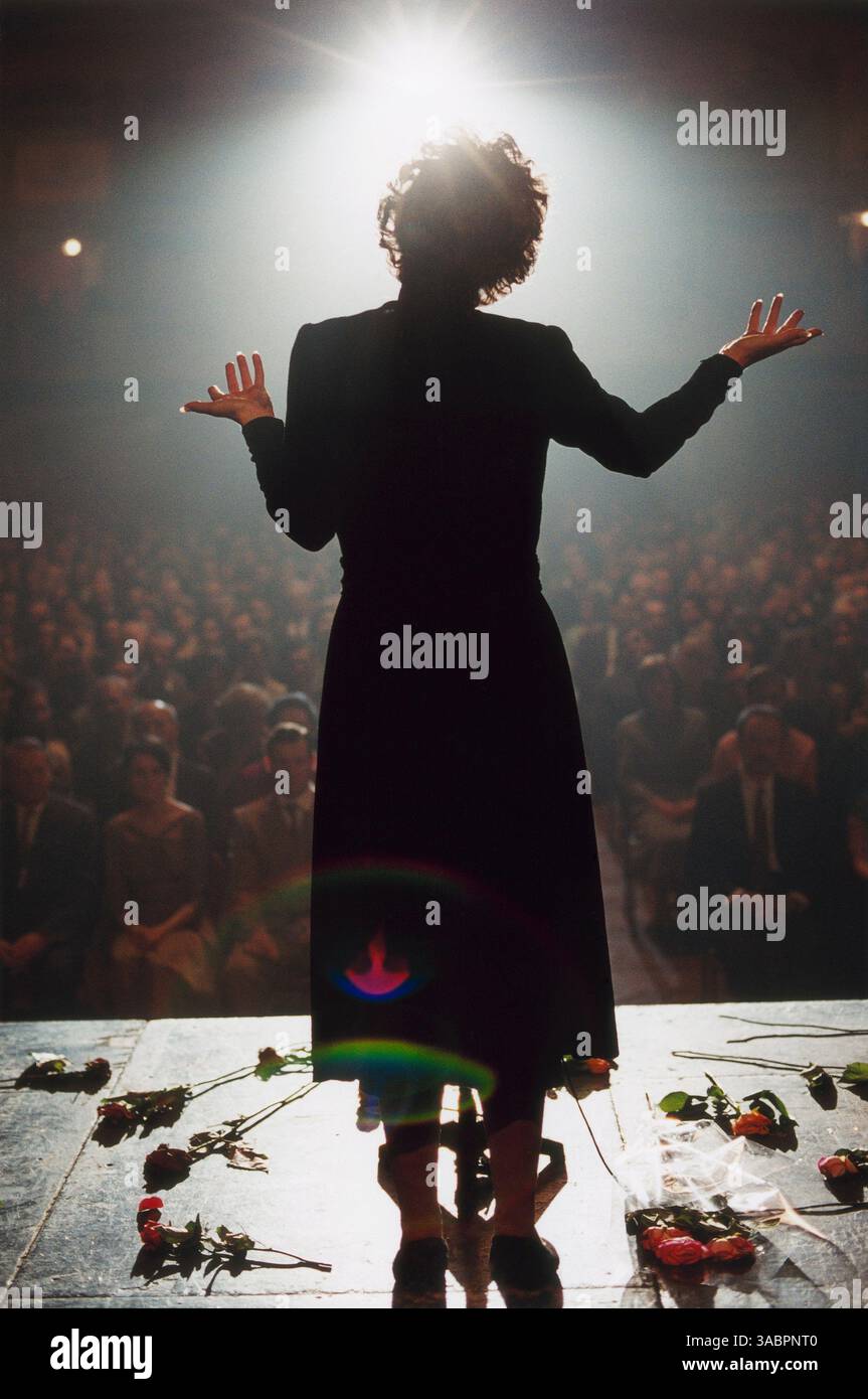 08 juin 2007 - Prague, RÉPUBLIQUE TCHÈQUE - DATE DE SORTIE : 8 juin 2007 (USA). TITRE ORIGINAL : la M™me. RÉALISATEUR : Olivier Dahan. STUDIO : canal+/Picturehouse Entertainment. INTRIGUE : un film biographique sur la vie de la célèbre chanteuse française, Edith Piaf (Cotillard). SUR LA PHOTO : MARION COTILLARD. (Crédit image : © canal+/Picturehouse Entertainment/ZUMA Press) RESTRICTIONS : il s'agit d'une photographie de film, de télévision ou de publicité distribuée au public. Une utilisation non éditoriale peut nécessiter des autorisations supplémentaires. Banque D'Images