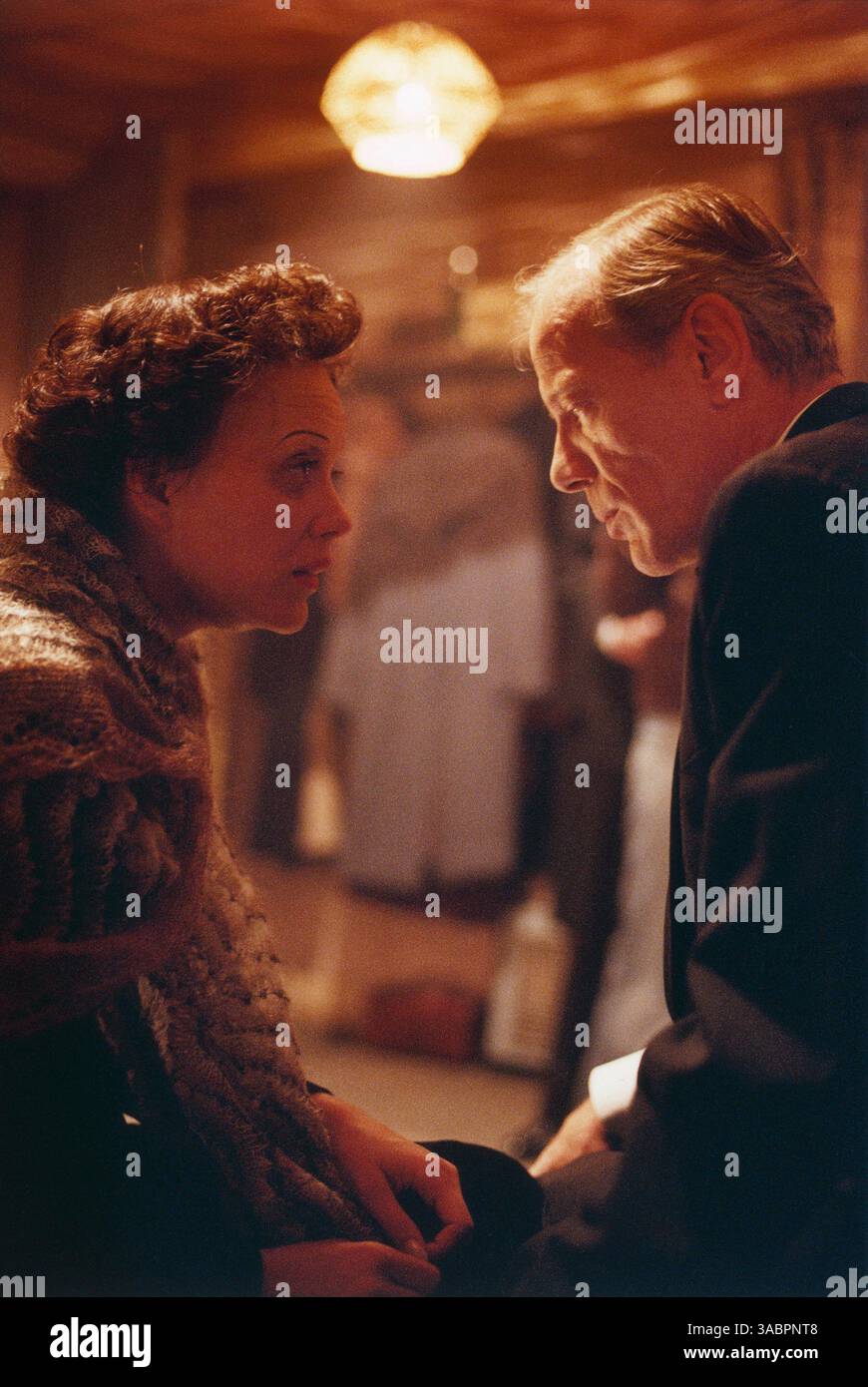 08 juin 2007 - Prague, RÉPUBLIQUE TCHÈQUE - DATE DE SORTIE : 8 juin 2007 (USA). TITRE ORIGINAL : la M™me. RÉALISATEUR : Olivier Dahan. STUDIO : canal+/Picturehouse Entertainment. INTRIGUE : un film biographique sur la vie de la célèbre chanteuse française, Edith Piaf (Cotillard). SUR LA PHOTO : MARION COTILLARD ET PASCAL GREGGORY. (Crédit image : © canal+/Picturehouse Entertainment/ZUMA Press) RESTRICTIONS : il s'agit d'une photographie de film, de télévision ou de publicité distribuée au public. Une utilisation non éditoriale peut nécessiter des autorisations supplémentaires. Banque D'Images