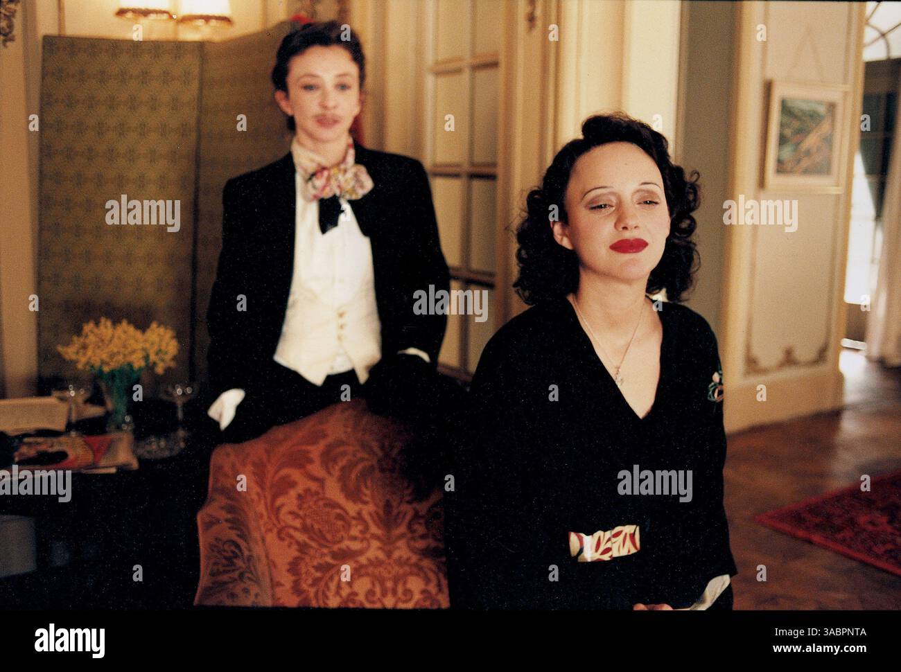 08 juin 2007 - Prague, RÉPUBLIQUE TCHÈQUE - DATE DE SORTIE : 8 juin 2007 (USA). TITRE ORIGINAL : la M™me. RÉALISATEUR : Olivier Dahan. STUDIO : canal+/Picturehouse Entertainment. INTRIGUE : un film biographique sur la vie de la célèbre chanteuse française, Edith Piaf (Cotillard). SUR LA PHOTO : SYLVIE TESTUD ET MARION COTILLARD. (Crédit image : © canal+/Picturehouse Entertainment/ZUMA Press) RESTRICTIONS : il s'agit d'une photographie de film, de télévision ou de publicité distribuée au public. Une utilisation non éditoriale peut nécessiter des autorisations supplémentaires. Banque D'Images