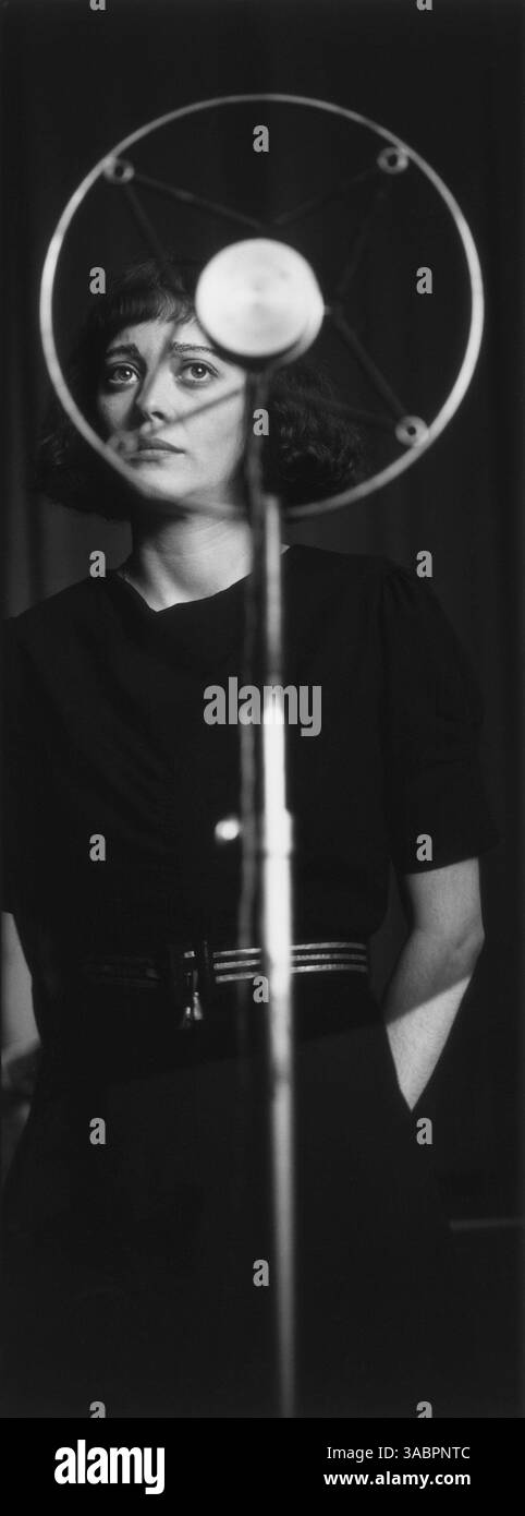 08 juin 2007 - Prague, RÉPUBLIQUE TCHÈQUE - DATE DE SORTIE : 8 juin 2007 (USA). TITRE ORIGINAL : la M™me. RÉALISATEUR : Olivier Dahan. STUDIO : canal+/Picturehouse Entertainment. INTRIGUE : un film biographique sur la vie de la célèbre chanteuse française, Edith Piaf (Cotillard). SUR LA PHOTO : MARION COTILLARD. (Crédit image : © canal+/Picturehouse Entertainment/ZUMA Press) RESTRICTIONS : il s'agit d'une photographie de film, de télévision ou de publicité distribuée au public. Une utilisation non éditoriale peut nécessiter des autorisations supplémentaires. Banque D'Images