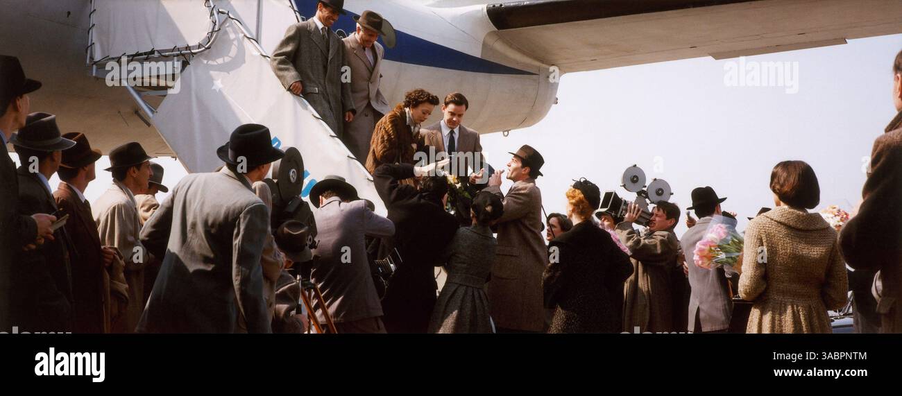 08 juin 2007 - Prague, RÉPUBLIQUE TCHÈQUE - DATE DE SORTIE : 8 juin 2007 (USA). TITRE ORIGINAL : la M™me. RÉALISATEUR : Olivier Dahan. STUDIO : canal+/Picturehouse Entertainment. INTRIGUE : un film biographique sur la vie de la célèbre chanteuse française, Edith Piaf (Cotillard). SUR LA PHOTO : MARION COTILLARD. (Crédit image : © canal+/Picturehouse Entertainment/ZUMA Press) RESTRICTIONS : il s'agit d'une photographie de film, de télévision ou de publicité distribuée au public. Une utilisation non éditoriale peut nécessiter des autorisations supplémentaires. Banque D'Images