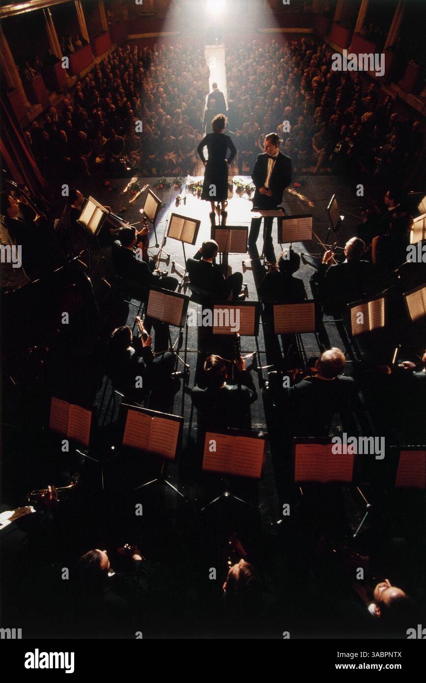 08 juin 2007 - Prague, RÉPUBLIQUE TCHÈQUE - DATE DE SORTIE : 8 juin 2007 (USA). TITRE ORIGINAL : la M™me. RÉALISATEUR : Olivier Dahan. STUDIO : canal+/Picturehouse Entertainment. INTRIGUE : un film biographique sur la vie de la célèbre chanteuse française, Edith Piaf (Cotillard). SUR LA PHOTO : MARION COTILLARD. (Crédit image : © canal+/Picturehouse Entertainment/ZUMA Press) RESTRICTIONS : il s'agit d'une photographie de film, de télévision ou de publicité distribuée au public. Une utilisation non éditoriale peut nécessiter des autorisations supplémentaires. Banque D'Images