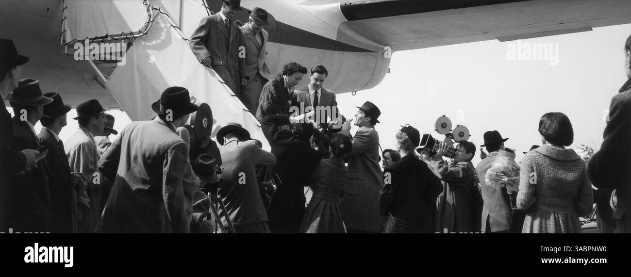 08 juin 2007 - Prague, RÉPUBLIQUE TCHÈQUE - DATE DE SORTIE : 8 juin 2007 (USA). TITRE ORIGINAL : la M™me. RÉALISATEUR : Olivier Dahan. STUDIO : canal+/Picturehouse Entertainment. INTRIGUE : un film biographique sur la vie de la célèbre chanteuse française, Edith Piaf (Cotillard). SUR LA PHOTO : MARION COTILLARD. (Crédit image : © canal+/Picturehouse Entertainment/ZUMA Press) RESTRICTIONS : il s'agit d'une photographie de film, de télévision ou de publicité distribuée au public. Une utilisation non éditoriale peut nécessiter des autorisations supplémentaires. Banque D'Images