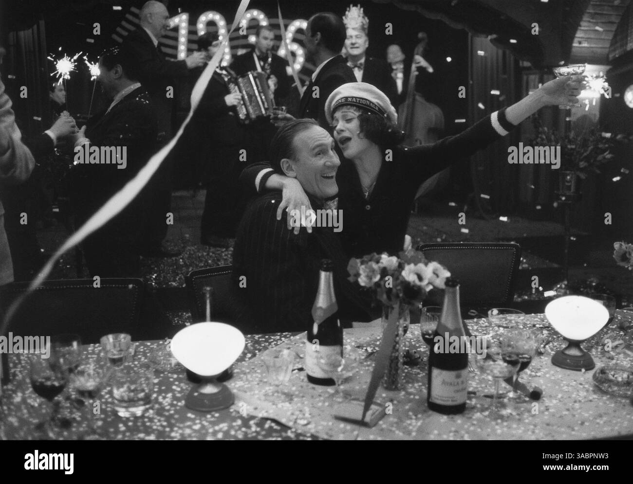 08 juin 2007 - Prague, RÉPUBLIQUE TCHÈQUE - DATE DE SORTIE : 8 juin 2007 (USA). TITRE ORIGINAL : la M™me. RÉALISATEUR : Olivier Dahan. STUDIO : canal+/Picturehouse Entertainment. INTRIGUE : un film biographique sur la vie de la célèbre chanteuse française, Edith Piaf (Cotillard). SUR LA PHOTO : GÉRARD DEPARDIEU ET MARION COTILLARD. (Crédit image : © canal+/Picturehouse Entertainment/ZUMA Press) RESTRICTIONS : il s'agit d'une photographie de film, de télévision ou de publicité distribuée au public. Une utilisation non éditoriale peut nécessiter des autorisations supplémentaires. Banque D'Images