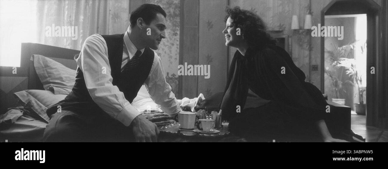 08 juin 2007 - Prague, RÉPUBLIQUE TCHÈQUE - DATE DE SORTIE : 8 juin 2007 (USA). TITRE ORIGINAL : la M™me. RÉALISATEUR : Olivier Dahan. STUDIO : canal+/Picturehouse Entertainment. INTRIGUE : un film biographique sur la vie de la célèbre chanteuse française, Edith Piaf (Cotillard). SUR LA PHOTO : JEAN-PIERRE MARTINS ET MARION COTILLARD. (Crédit image : © canal+/Picturehouse Entertainment/ZUMA Press) RESTRICTIONS : il s'agit d'une photographie de film, de télévision ou de publicité distribuée au public. Une utilisation non éditoriale peut nécessiter des autorisations supplémentaires. Banque D'Images