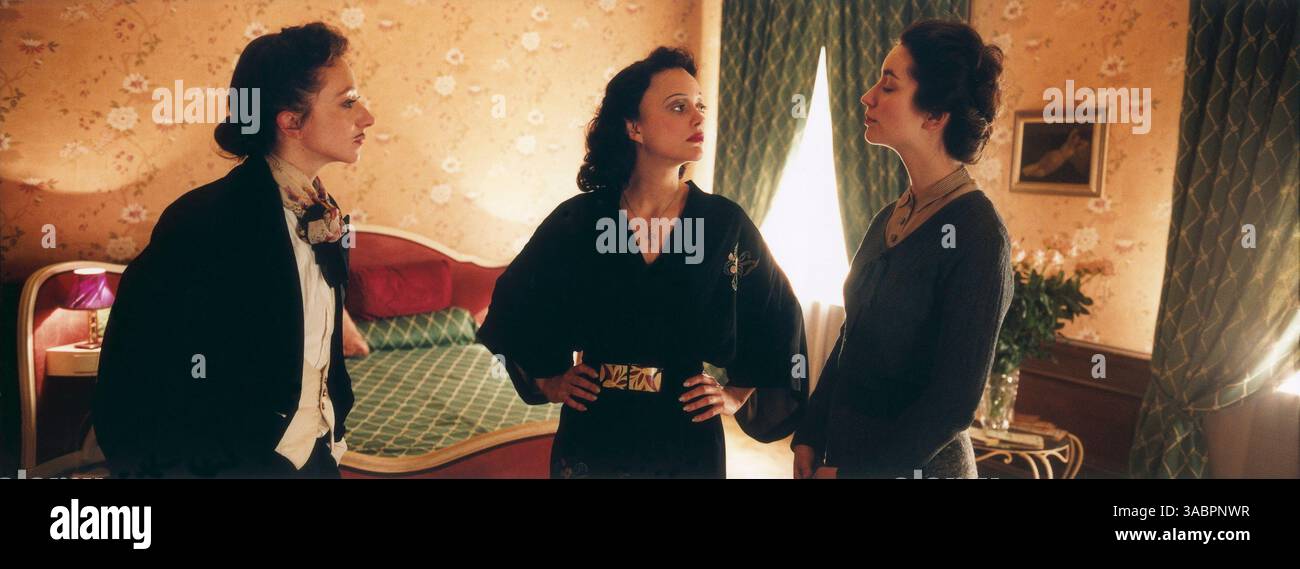 08 juin 2007 - Prague, RÉPUBLIQUE TCHÈQUE - DATE DE SORTIE : 8 juin 2007 (USA). TITRE ORIGINAL : la M™me. RÉALISATEUR : Olivier Dahan. STUDIO : canal+/Picturehouse Entertainment. INTRIGUE : un film biographique sur la vie de la célèbre chanteuse française, Edith Piaf (Cotillard). SUR LA PHOTO : SYLVIE TESTUD, MARION COTILLARD ET CATHERINE ALLEGRET. (Crédit image : © canal+/Picturehouse Entertainment/ZUMA Press) RESTRICTIONS : il s'agit d'une photographie de film, de télévision ou de publicité distribuée au public. Une utilisation non éditoriale peut nécessiter des autorisations supplémentaires. Banque D'Images