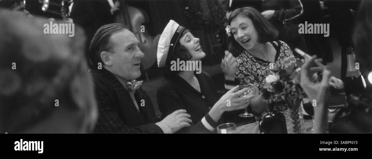 08 juin 2007 - Prague, RÉPUBLIQUE TCHÈQUE - DATE DE SORTIE : 8 juin 2007 (USA). TITRE ORIGINAL : la M™me. RÉALISATEUR : Olivier Dahan. STUDIO : canal+/Picturehouse Entertainment. INTRIGUE : un film biographique sur la vie de la célèbre chanteuse française, Edith Piaf (Cotillard). SUR LA PHOTO : GERARD DEPARDIEU, MARION COTILLARD, SYLVIE TESTUD. (Crédit image : © canal+/Picturehouse Entertainment/ZUMA Press) RESTRICTIONS : il s'agit d'une photographie de film, de télévision ou de publicité distribuée au public. Une utilisation non éditoriale peut nécessiter des autorisations supplémentaires. Banque D'Images