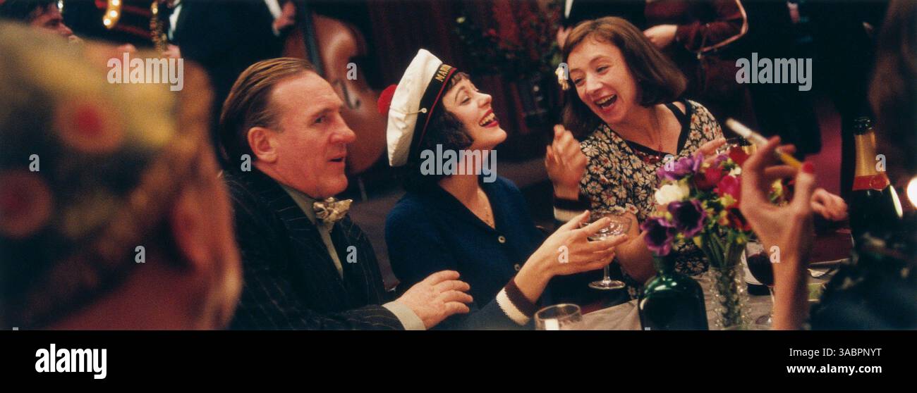 08 juin 2007 - Prague, RÉPUBLIQUE TCHÈQUE - DATE DE SORTIE : 8 juin 2007 (USA). TITRE ORIGINAL : la M™me. RÉALISATEUR : Olivier Dahan. STUDIO : canal+/Picturehouse Entertainment. INTRIGUE : un film biographique sur la vie de la célèbre chanteuse française, Edith Piaf (Cotillard). SUR LA PHOTO : GERARD DEPARDIEU, MARION COTILLARD, SYLVIE TESTUD. (Crédit image : © canal+/Picturehouse Entertainment/ZUMA Press) RESTRICTIONS : il s'agit d'une photographie de film, de télévision ou de publicité distribuée au public. Une utilisation non éditoriale peut nécessiter des autorisations supplémentaires. Banque D'Images