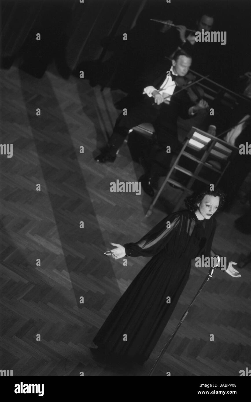 08 juin 2007 - Prague, RÉPUBLIQUE TCHÈQUE - DATE DE SORTIE : 8 juin 2007 (USA). TITRE ORIGINAL : la M™me. RÉALISATEUR : Olivier Dahan. STUDIO : canal+/Picturehouse Entertainment. INTRIGUE : un film biographique sur la vie de la célèbre chanteuse française, Edith Piaf (Cotillard). SUR LA PHOTO : MARION COTILLARD. (Crédit image : © canal+/Picturehouse Entertainment/ZUMA Press) RESTRICTIONS : il s'agit d'une photographie de film, de télévision ou de publicité distribuée au public. Une utilisation non éditoriale peut nécessiter des autorisations supplémentaires. Banque D'Images